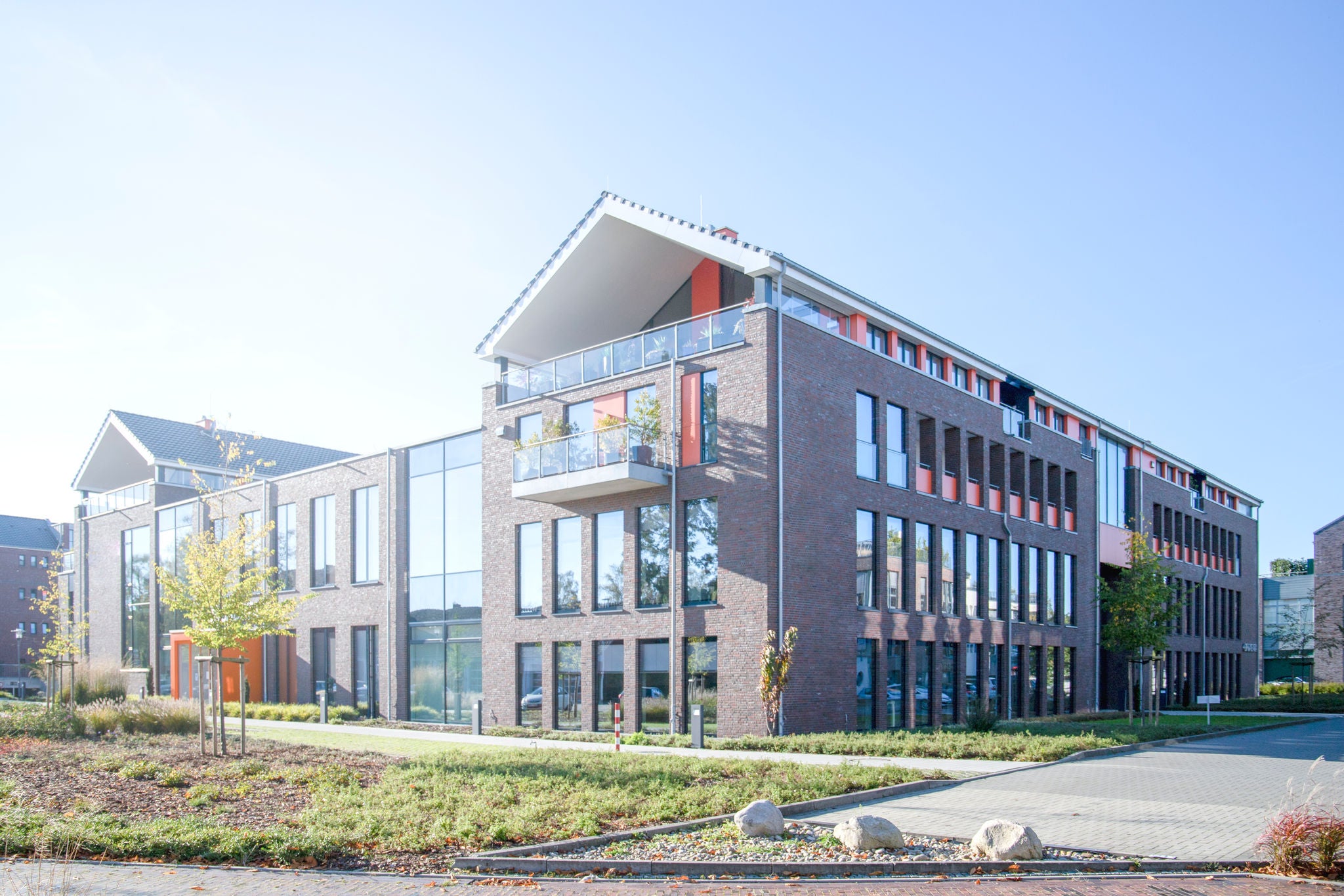 Das Orgadata-Geschäftsgebäude in Leer an einem Frühlingstag vor blauem Himmel.