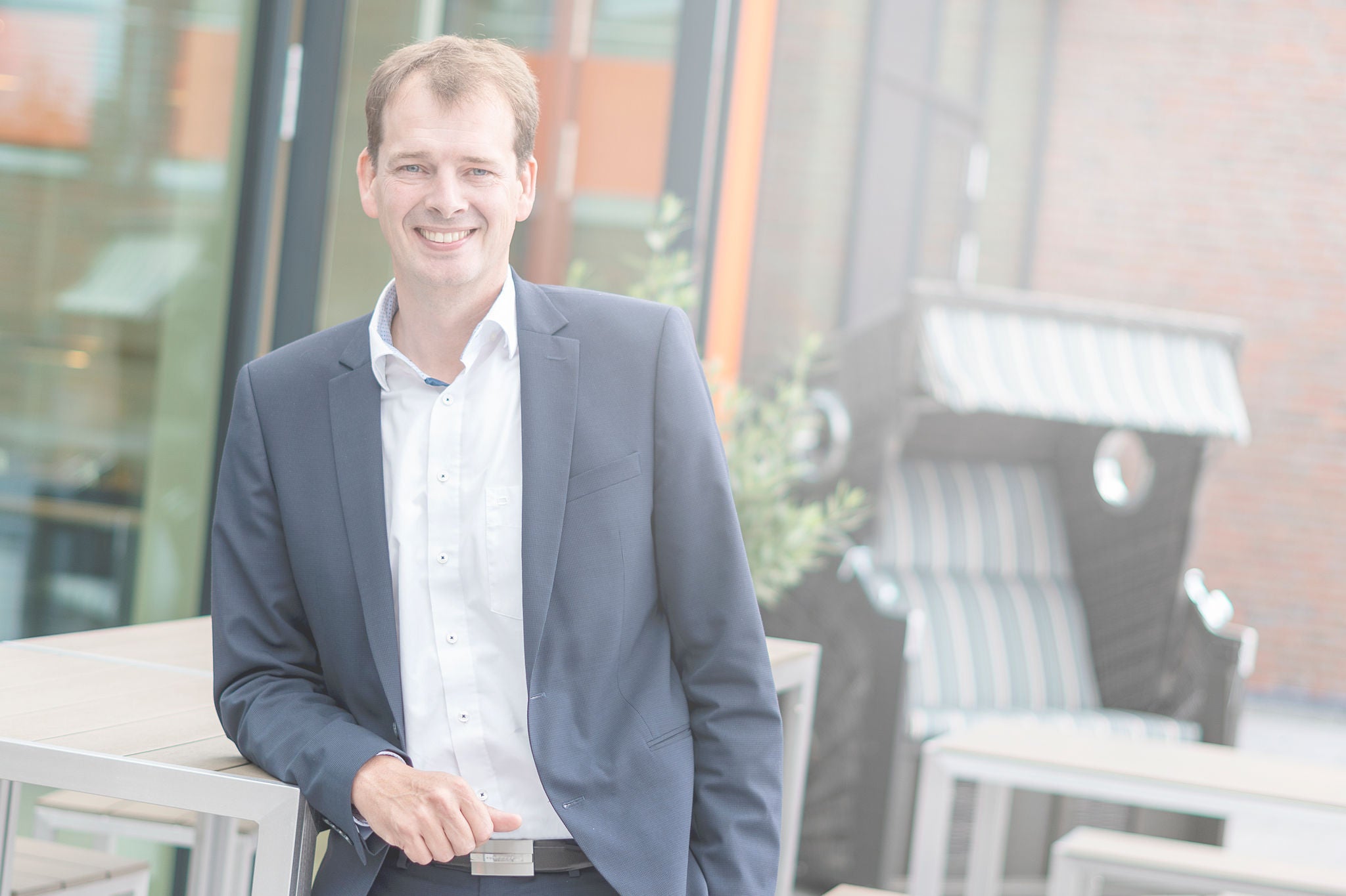 Bernd Hillbrands, Gründer und Geschäftsführer von Orgadata, steht auf der Terrasse des Hauptsitzes in Leer