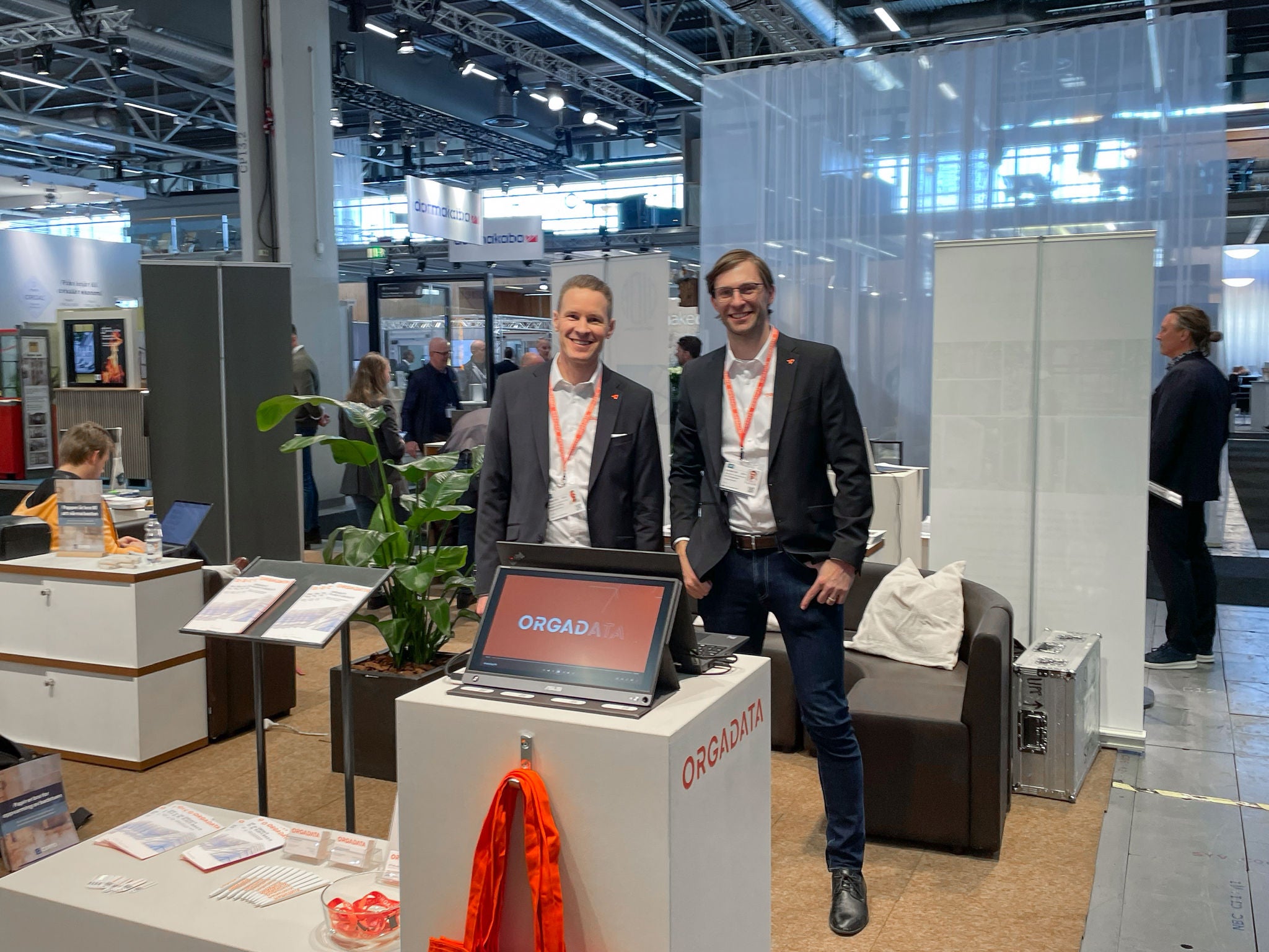 Mattias Kjellberg, Area Sales Manager (till vänster) och Emil Birgersson, Technical Support Engineer (till höger) är glada över de fyra framgångsrika dagarna.